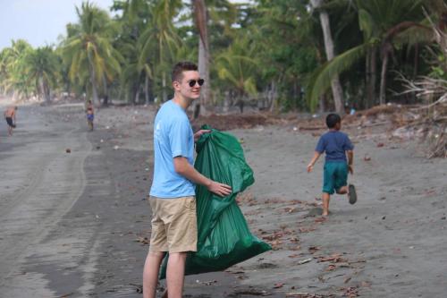 Student beach cleanup