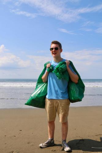 Student beach cleanup