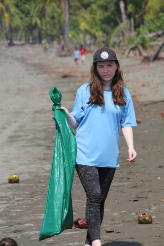 Student beach cleanup